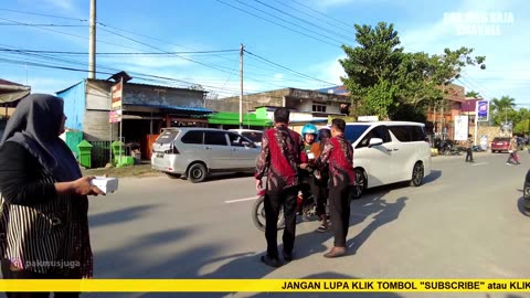 Kegiatan Bagi Bagi Takjil di Depan Hotel Zenith Kendari Tahun 2024