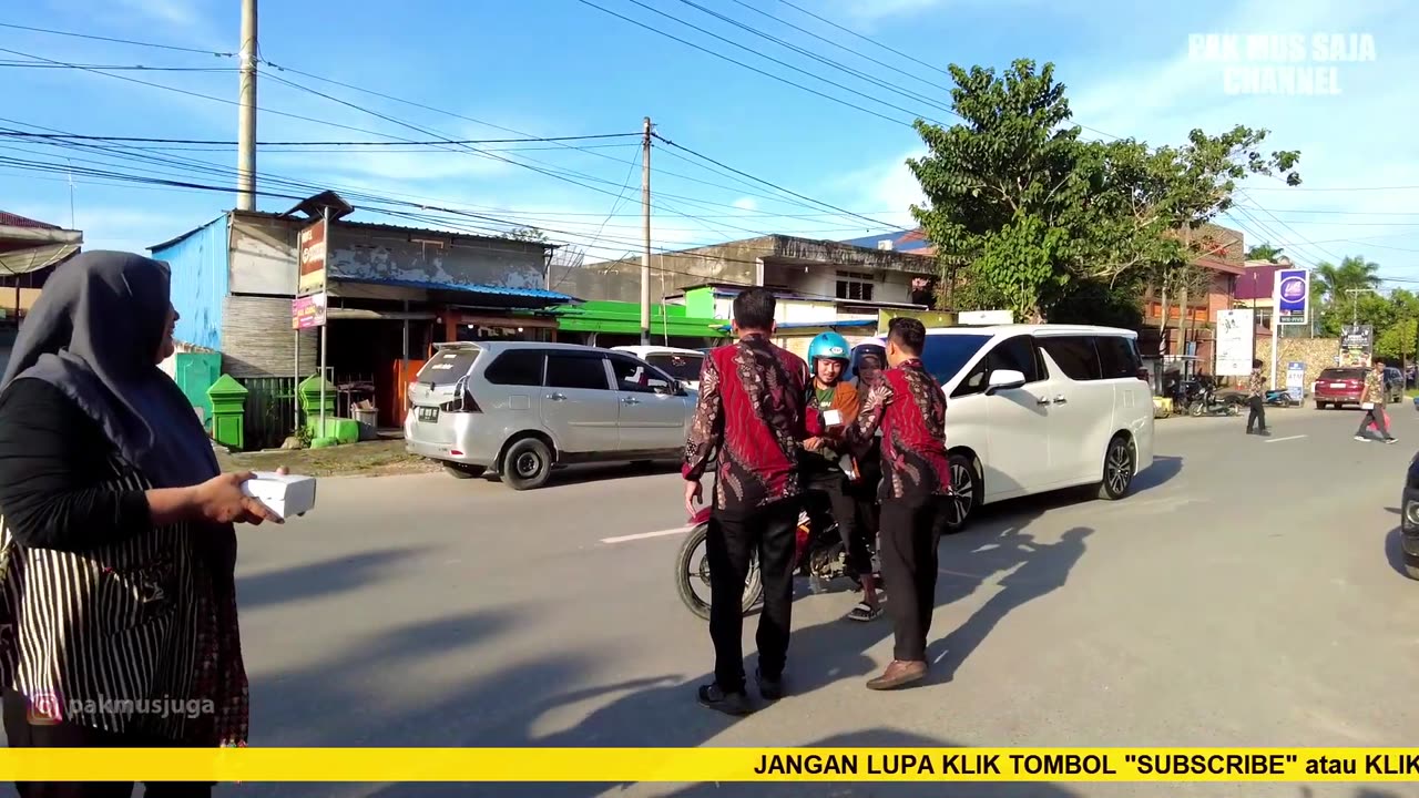 Kegiatan Bagi Bagi Takjil di Depan Hotel Zenith Kendari Tahun 2024