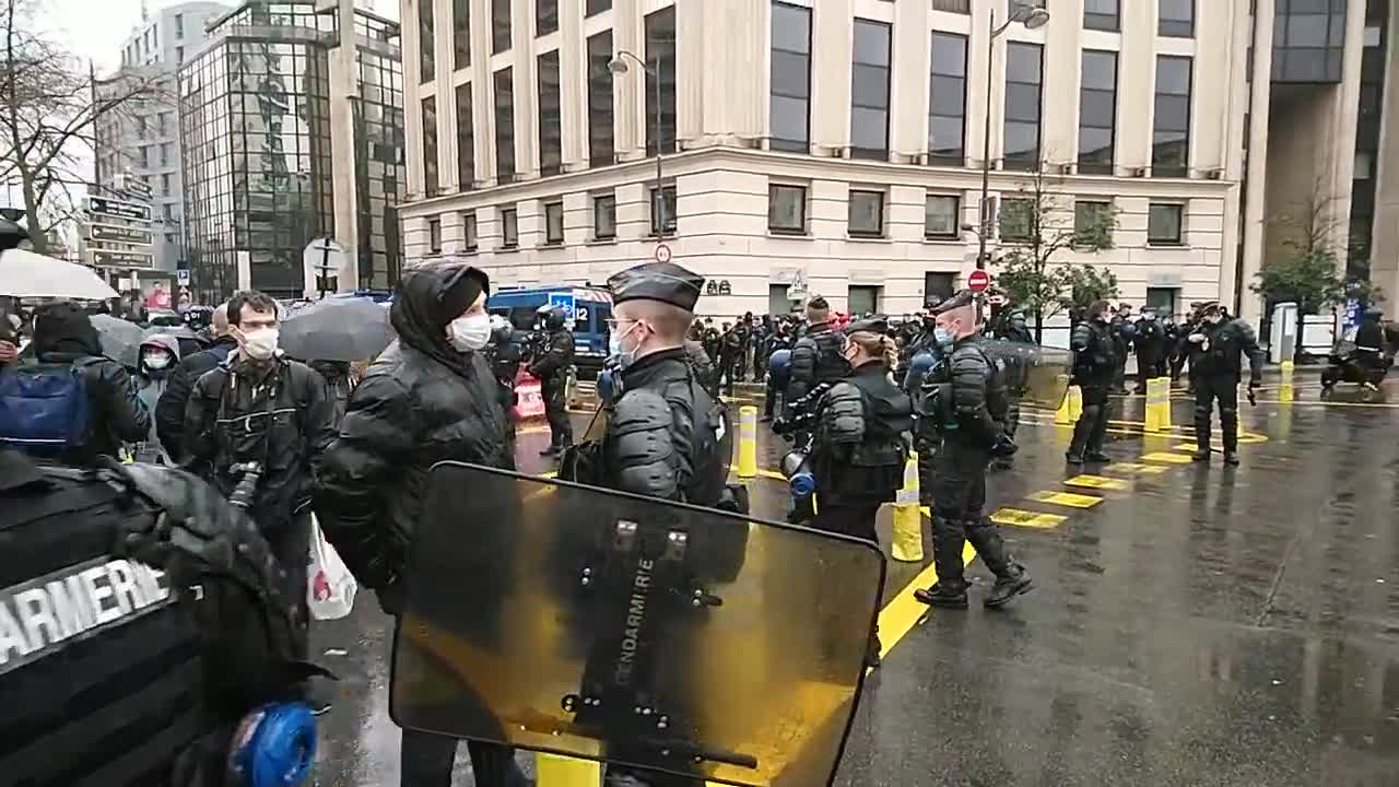 Manif anti-pass 💉du 8 janv.22 - Paris - Ambiance tendue...
