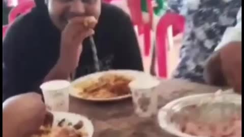 That's Why You Don't Eat Around Your Friends😂