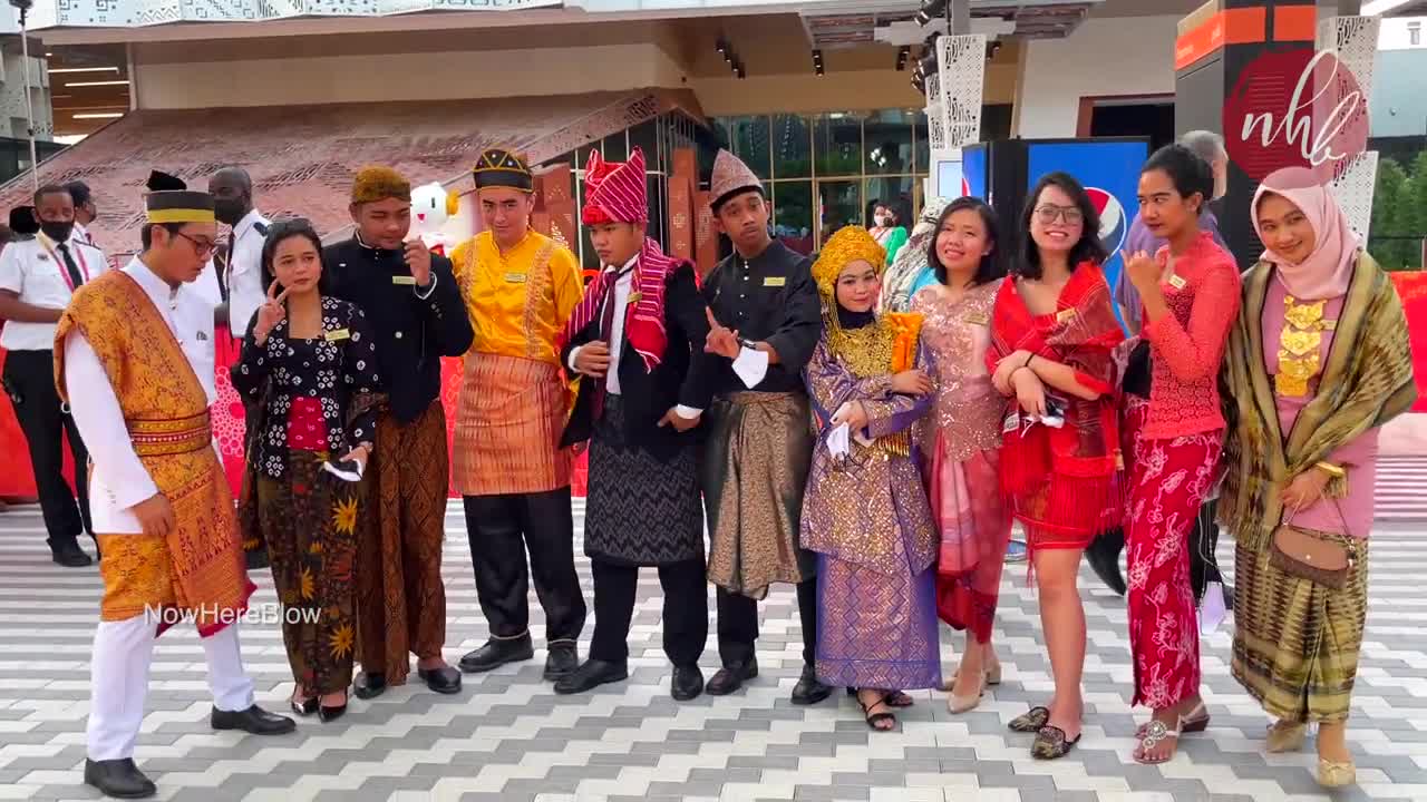 Elegant & Colorful Indonesian Traditional Dress 🇮🇩