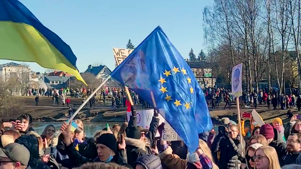 Ukrainian refugee sings with Lithuanians in support for Ukraine