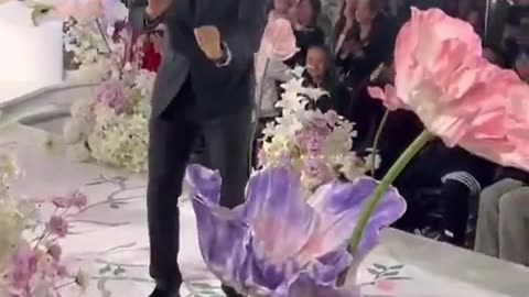 Even the Chinese people are doing the Trump dance