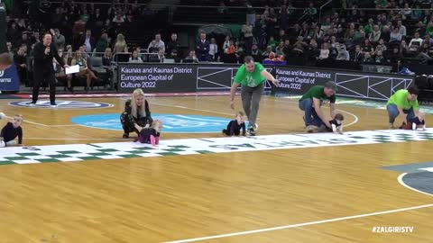 Baby crawling competition