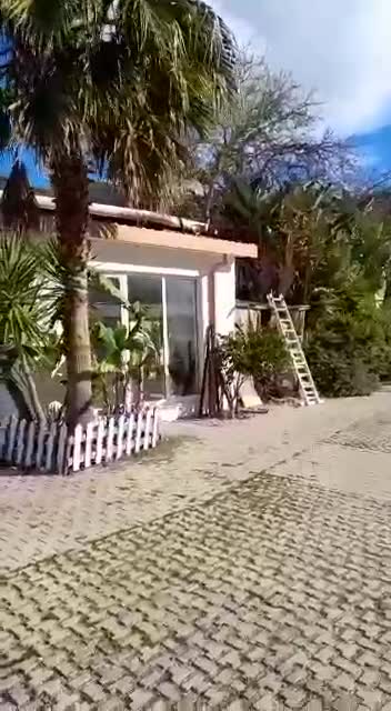 Shkrumbohet nga flakët gjatë natë hoteli në Jalë