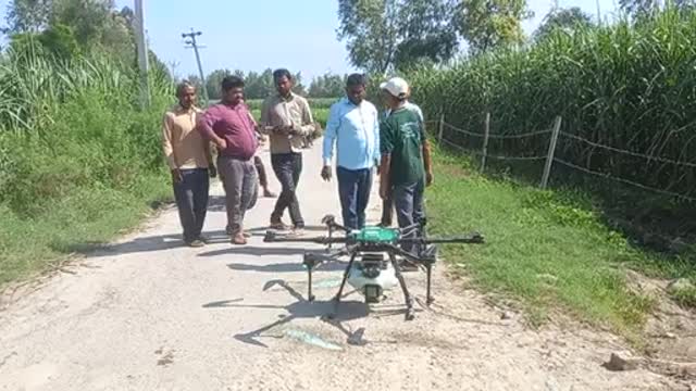 Drone spray machine se spry karte hue
