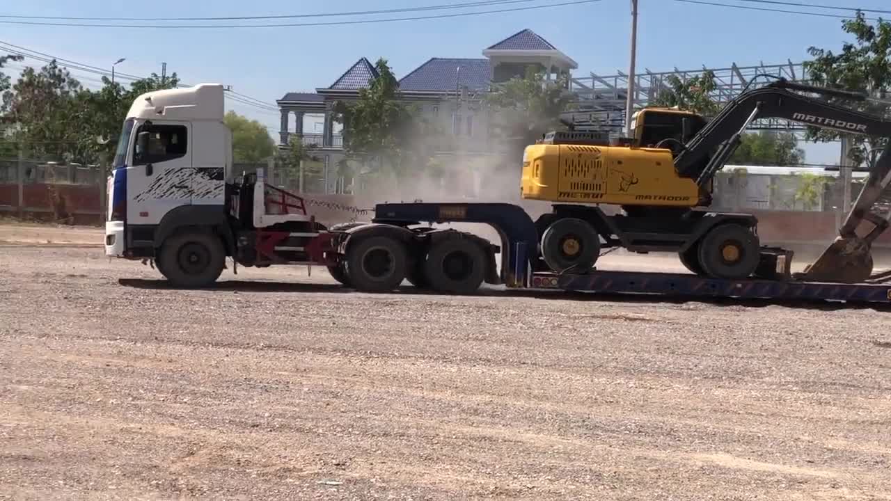 Incredible Skill Trailer Operator Bring Wheeled Excavator Clump To Mountain