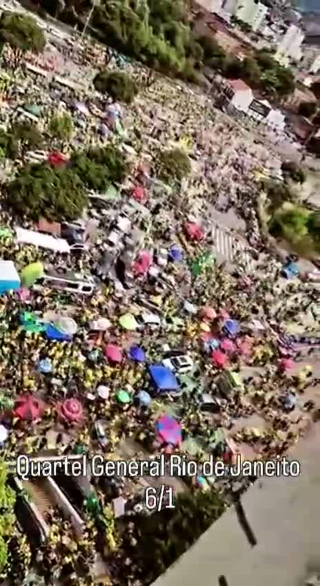 Protesters in Rio De Janiro calling on the military to save Brazil 🇧🇷