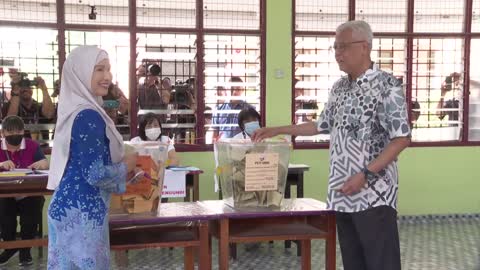Malaysian PM casts vote at elections