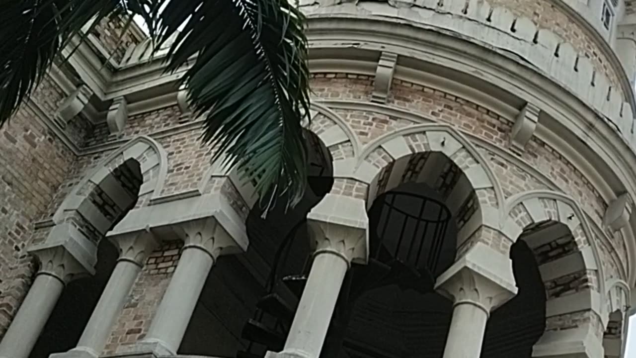 Explores Malaysia