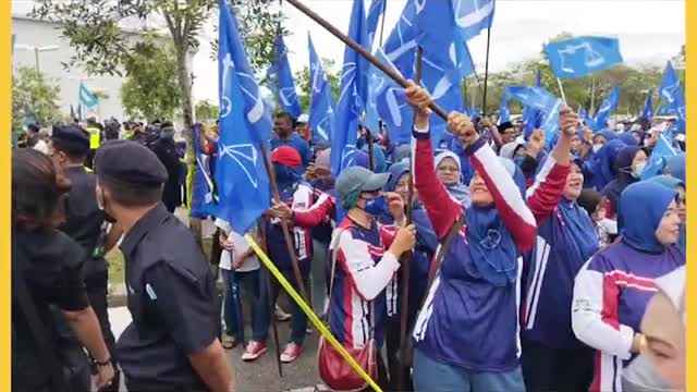 Suasana tegang antara penyokong PN, BN dengan laungan penyamun, katak