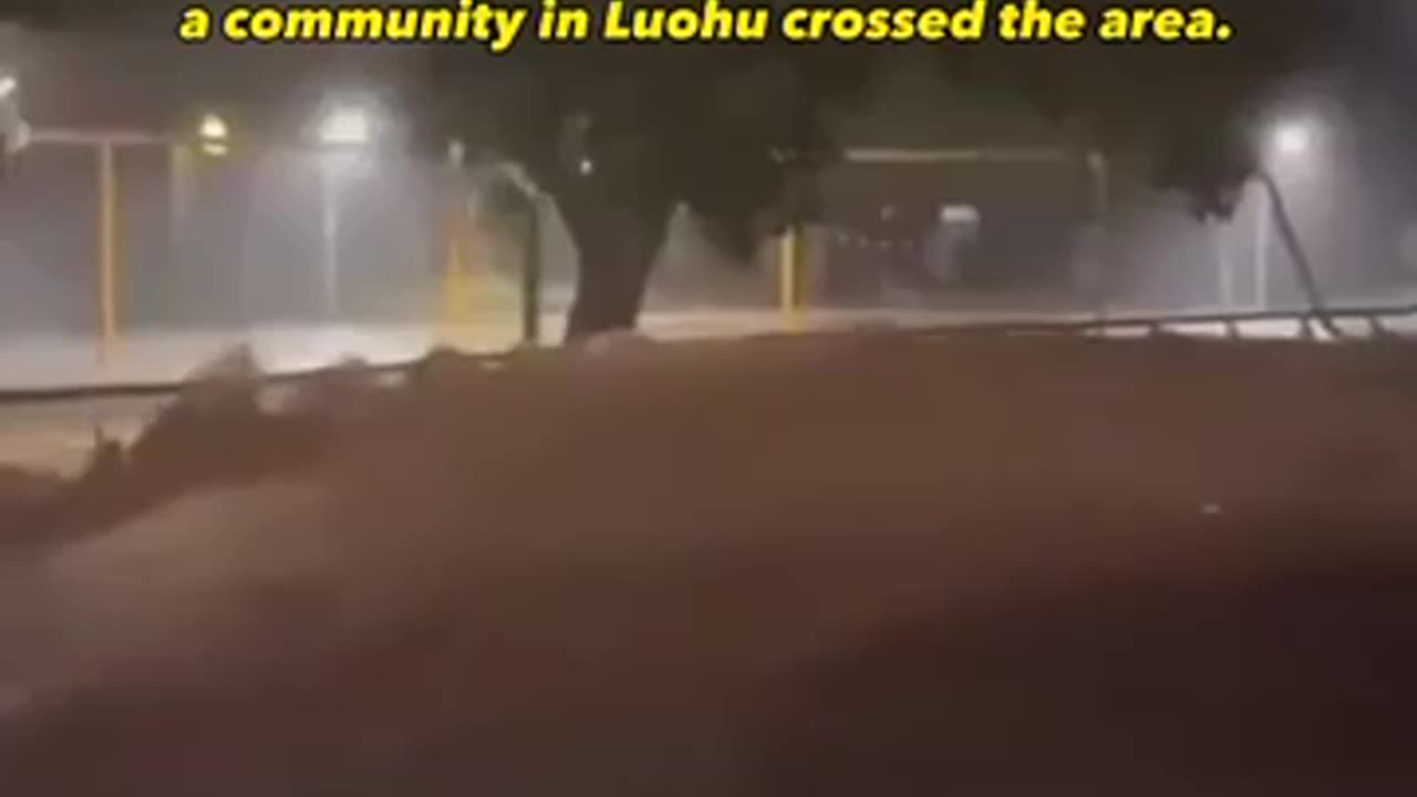 2023年9月8日凌晨深圳开始泄洪，罗湖某小区洪水过境一幕。