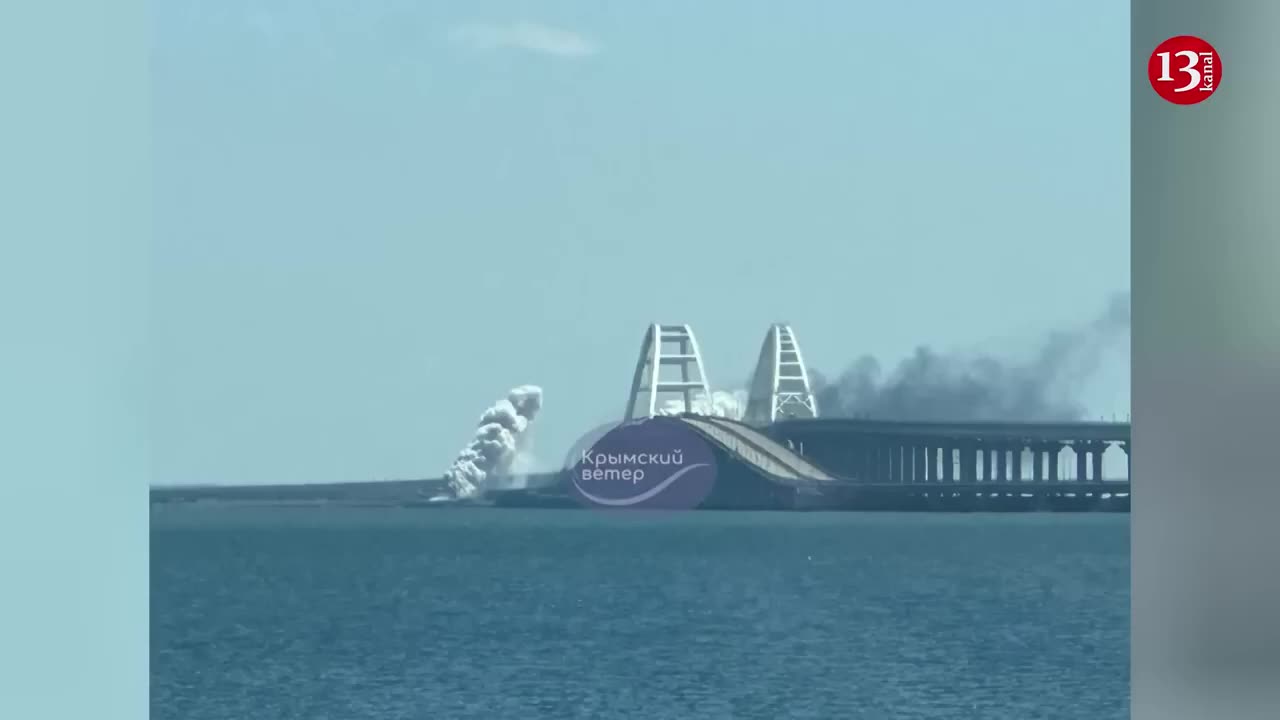 Moment: Ukrainian army struck the Crimean bridge, traffic on the bridge stopped