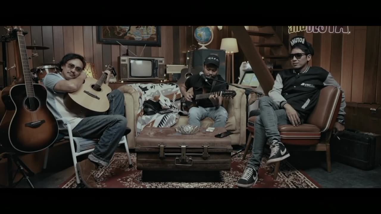 Full Song Of Payung Teduh - Untuk Perempuan Yang Sedang Dalam Pelukan At Vindes Show