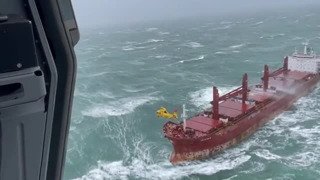 Container ship battles storm near Bermuda and it look like a scene from amovie