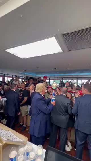 realDonaldTrump passing out Blizzards to crowd at local Iowa Dairy Queen🍦