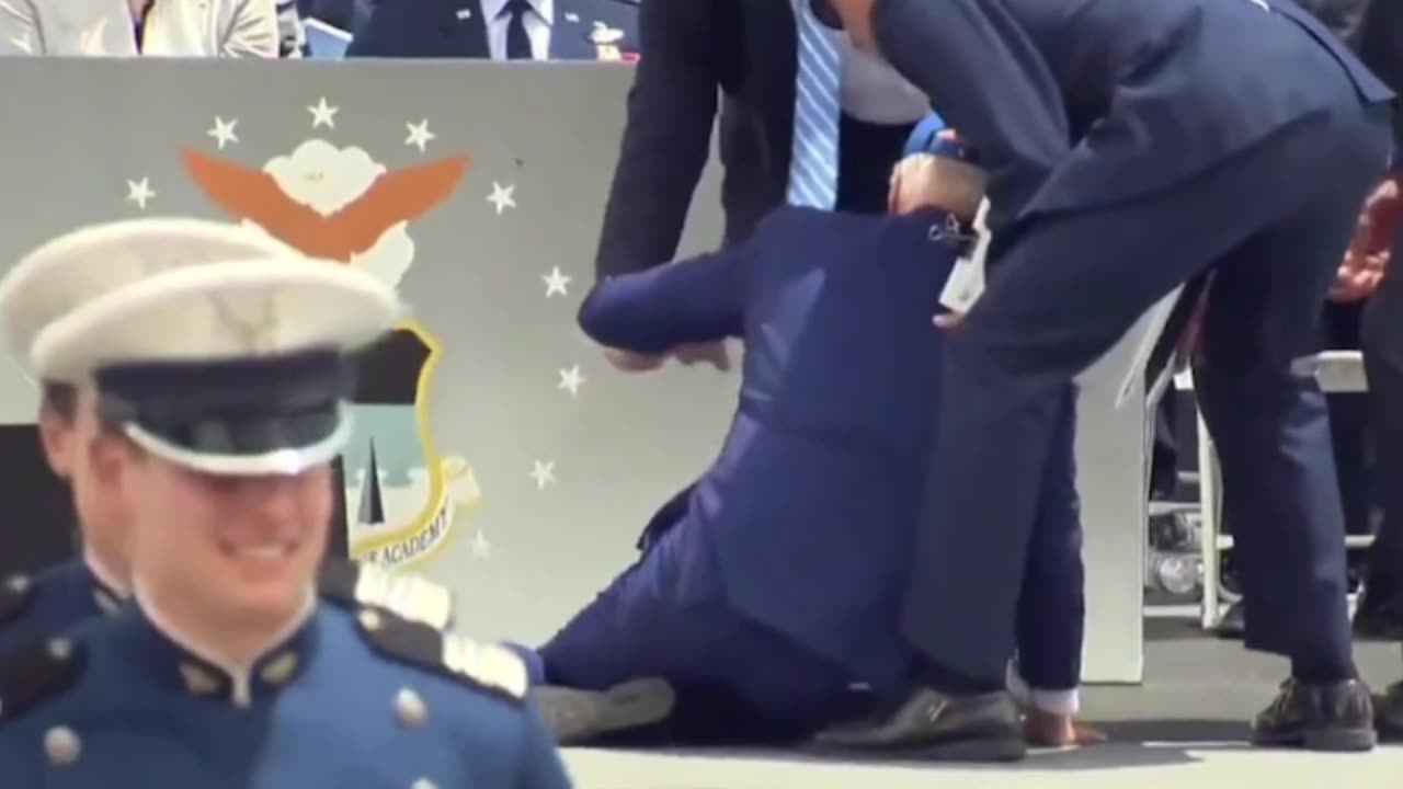 Biden Falls again 100% on hands and knees