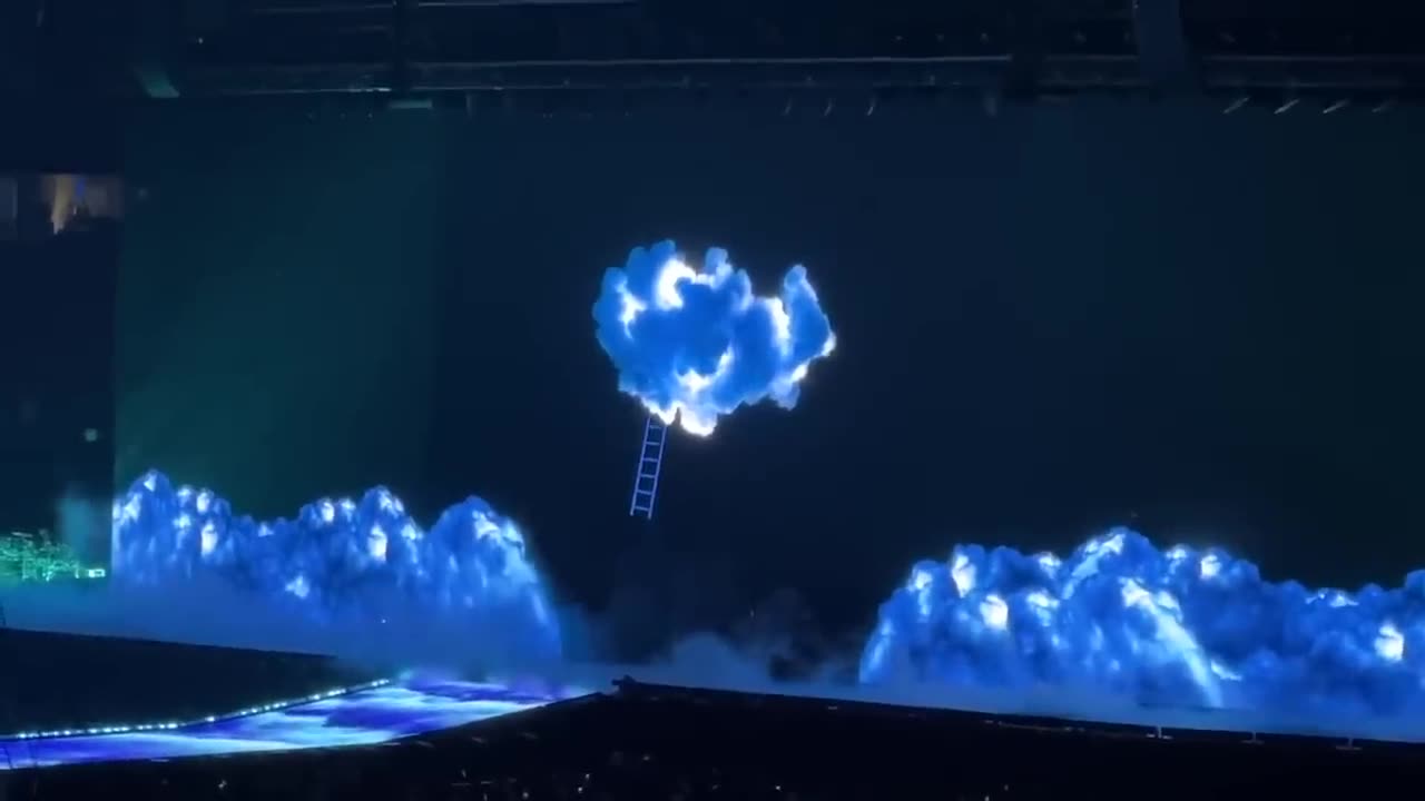 Taylor Swift diving and swimming below the stage of her 🫣