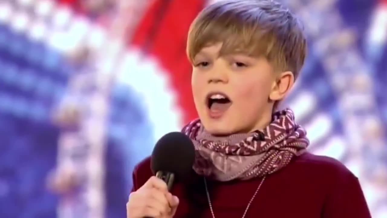 Ronan Parke gets the entire 2500-strong audience (& judges) on their feet!