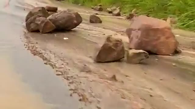 Cerrada la vía Girón-Lebrija por caída de rocas y troncos