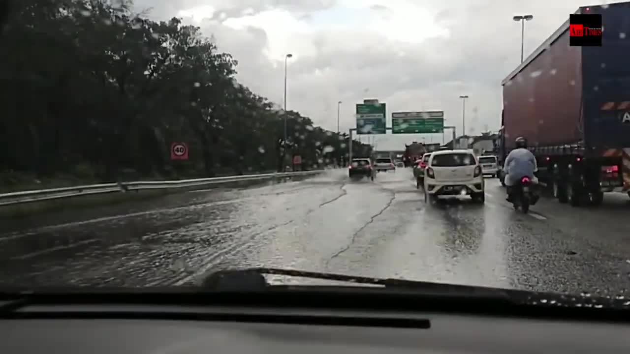 Banjir kilat punca kesesakan lalu lintas