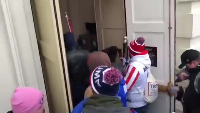 FRODE ELETTORALE USA 2020 - Polizia che apre le porte ai rivoltosi