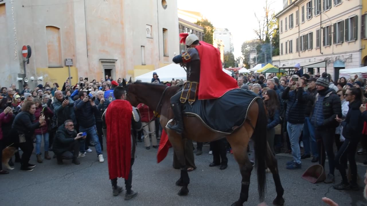 Varese, il corteo di Martino, il'taglio del mantello' del futuro santo