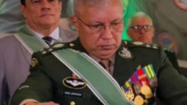 Lula demite comandante do Exército, após entender que houve atos de insubordinação.
