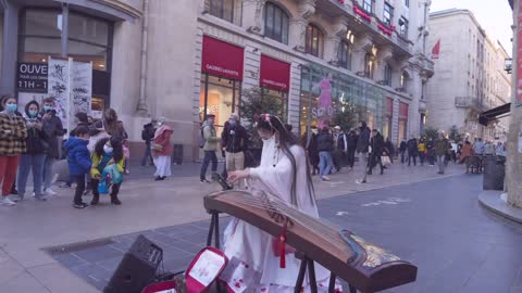 Guzheng | the streets of France Lone brave who says that standing in the light is a hero