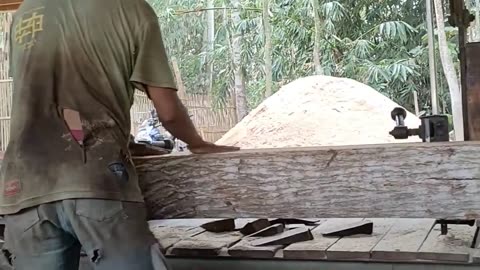 Sawing Process of Acacia Wood Manufacturing Kusen Materials In Sawmill