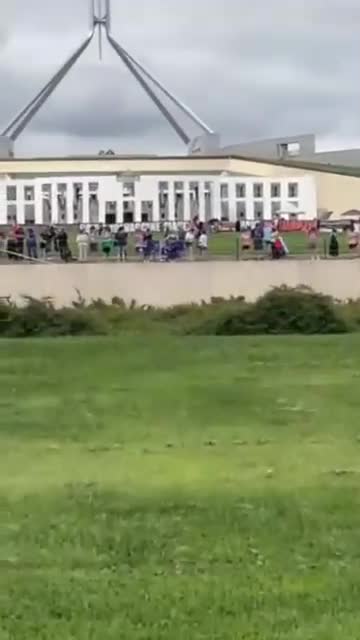 Australia Parliament Puts up Roadblocks as Trucker Convoy Arrives in Capital City