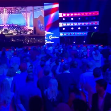 LOVE THAT BEAUTIFUL CROWD!!!😍😍😍