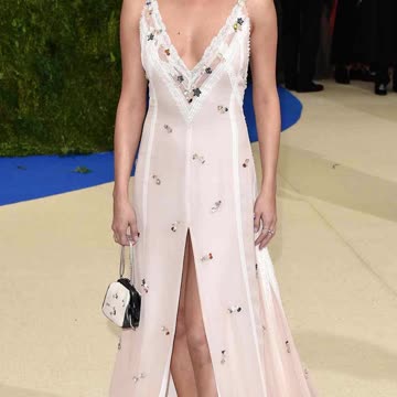 "Selena Gomez Style Spotlight: The Ultimate Fashion Inspiration 💃✨"