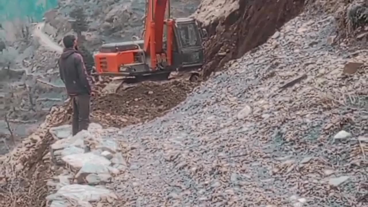 Heavy excavator