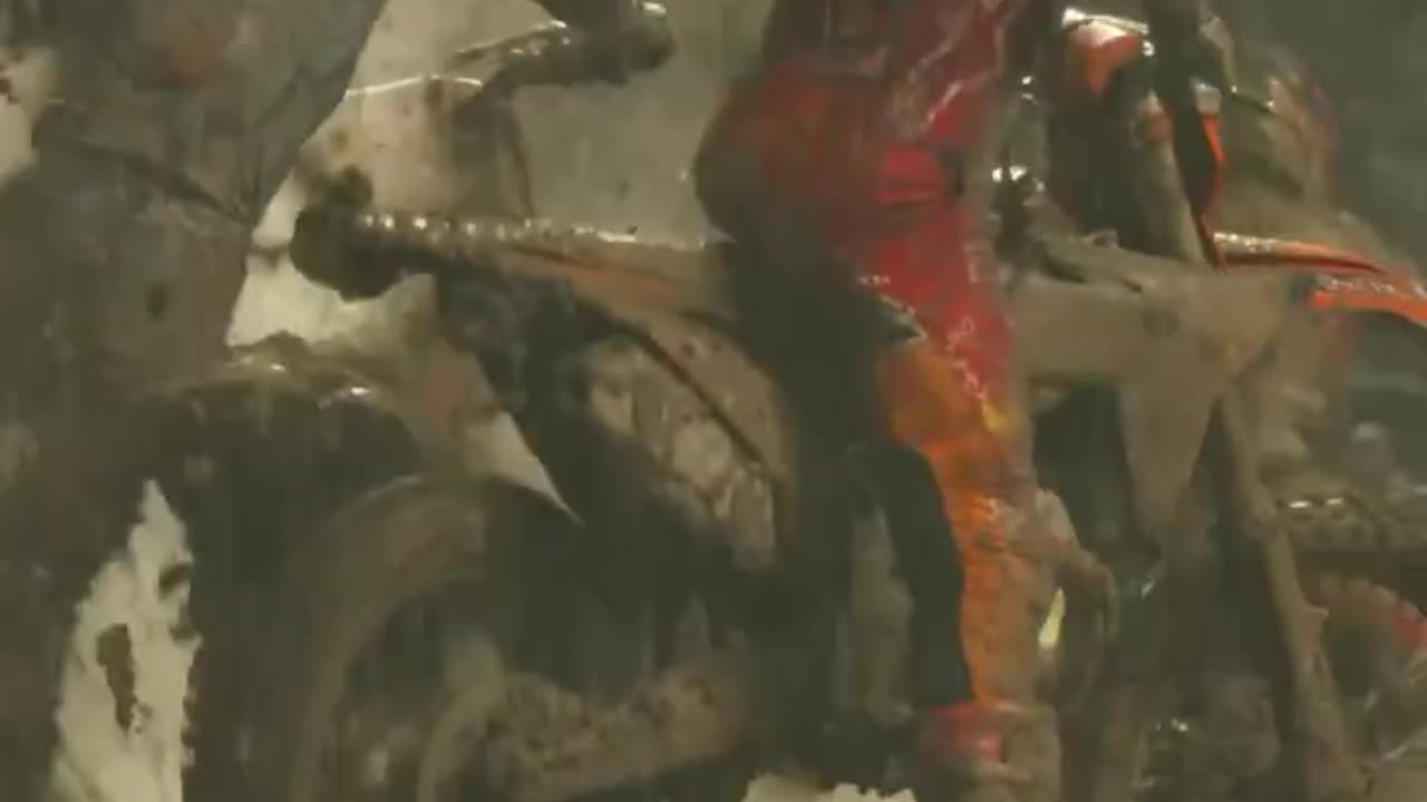 Mud baths of the 2nd stage of the supercross in San Francisco