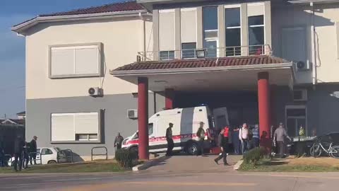 Kryebashkiaku i Divjakës mbërrin në Spitalin e Traumës