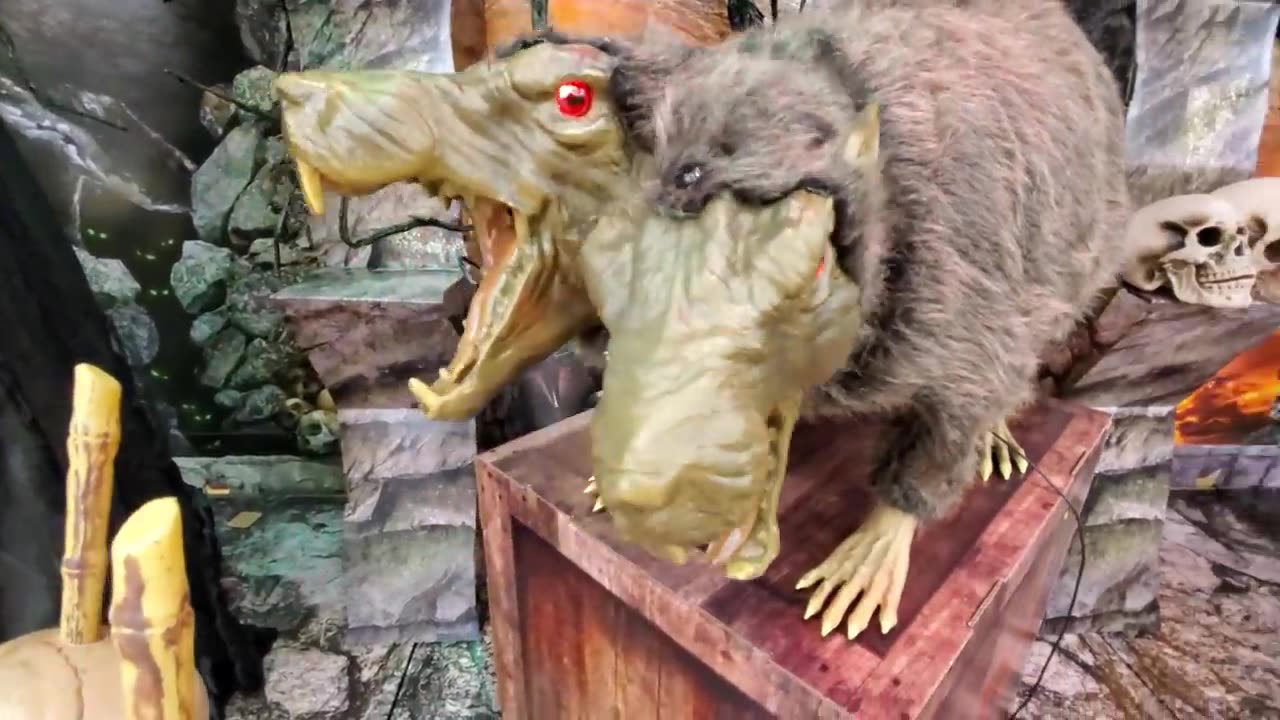 SPIRIT HALLOWEEN 2020 inside EPIC ABANDONED TOYS R US !!!