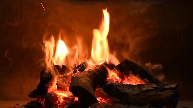 5 MINUTES ON RELAXING FIREPLACE - WATCH AND LISTEN IT AND FEEL BETTER