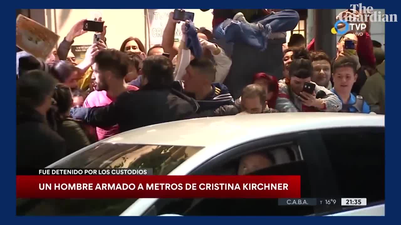 Man points gun at Argentinian vice-president Cristina Fernández de Kirchner