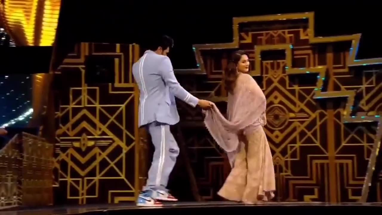 Madhuri dixit Vicky Kaushal dance