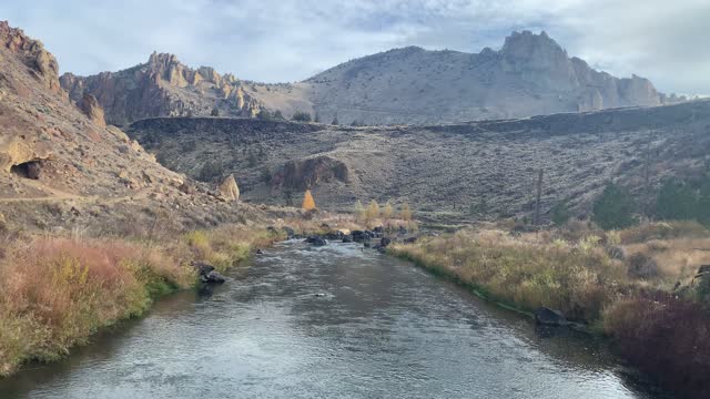 Central Oregon – Smith Rock State Park – Perspective from Bridge – 4K