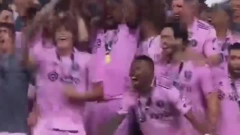 Messi celebrates lifting the first trophy with teammates Y Inter Miami vs Nashville