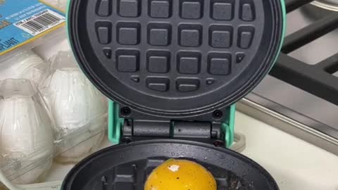 Satisfying egg cooked perfectly in waffle maker!!😳😍