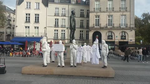 Les MAsques Blancs Nantes Action pancartes le 5 novembre 2022