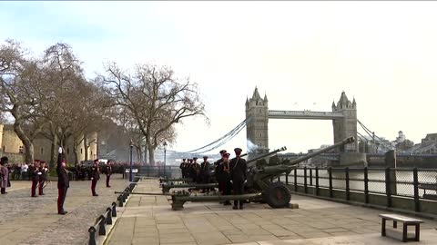 Royal gun salute marks Queen Elizabeth's 70-year reign