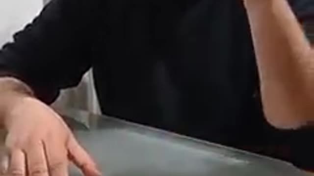 Έτσι σας ξεγελούν με το εδώ παπάς εκεί παπάς.