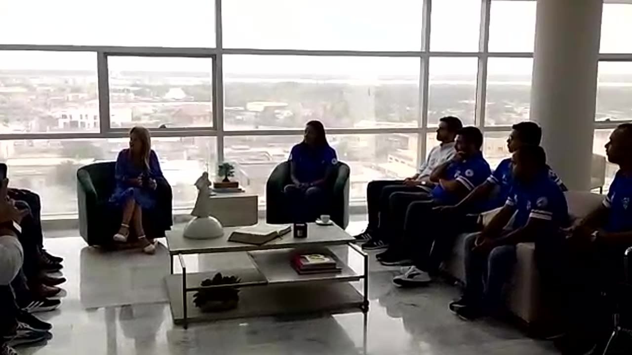 Gobernadora del Atlántico entregando uniformes a ganadores de Misión Fútbol.