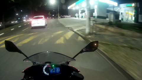 Noturno com a Kawasaki Ninja 400