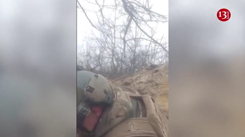 Ukrainian soldier fighting against Russians in the trench alone – combat footage