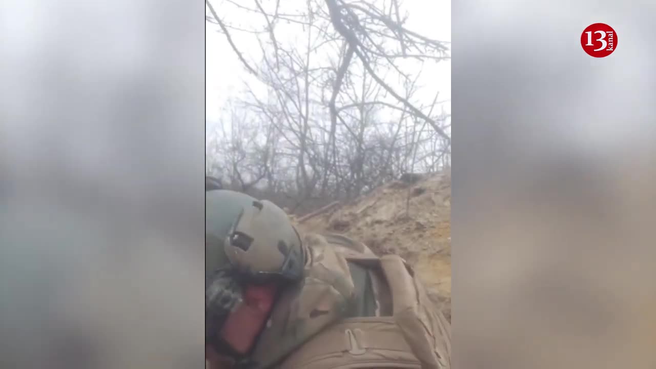 Ukrainian soldier fighting against Russians in the trench alone – combat footage